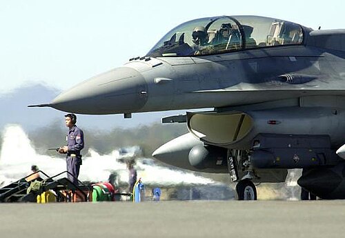 シンガポール空軍のF-16Dが飛行準備中