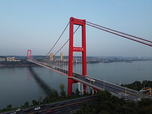 葛洲壩ダム閘門付近にある吊り橋、宜昌長江高速道路大橋は1996年に完成した。