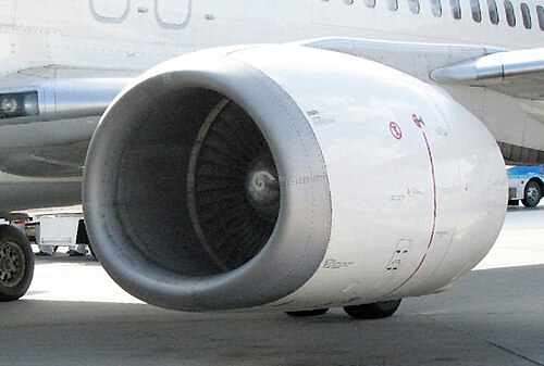 ボーイング737-400に搭載されたCFM56-3シリーズエンジンのクローズアップ画像。インレットリップ下部のナセルが平坦化している様子がわかる。