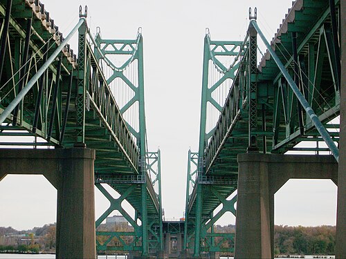 川を渡る平行橋