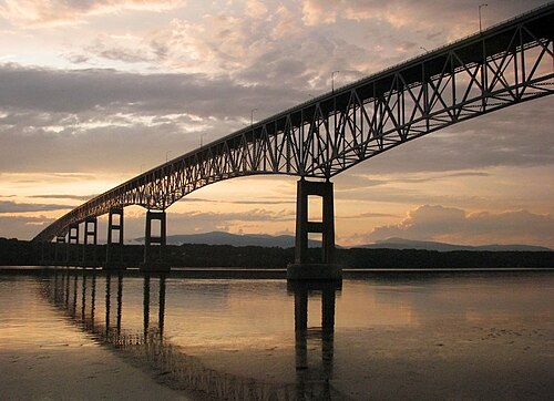 連続トラス橋、アメリカ合衆国ニューヨーク州ハドソン川にかかるキングストン・ラインクリフ橋