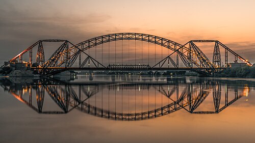 パキスタンのシンド州にある、ローリ市とスクール市を結ぶランスダウン橋とアユブ橋。