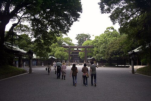 明治神宮の前で