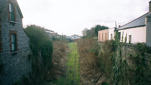 LUAS 開発前の、ノース サーキュラー ロードから見た古い鉄道線路の眺め。遠くにブロードストーンが見える。