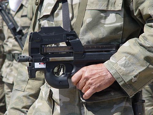 ラルナカでのパレード中にP90を携行するキプロス国家警備隊員の写真