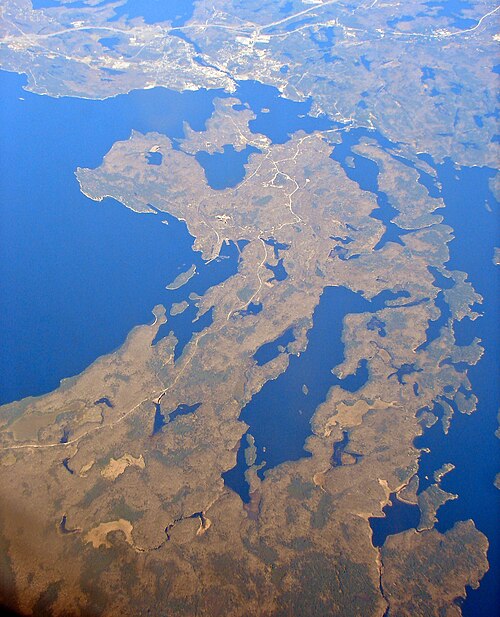 パリー島の航空写真。上部にパリーサウンドの町が見えます。