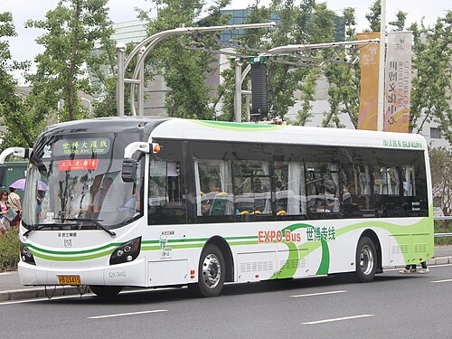 上海の充電ステーションに停車中のサンウィン製電気バス