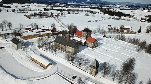 冬のハーデランドの風景に佇むソスターキルケネ
