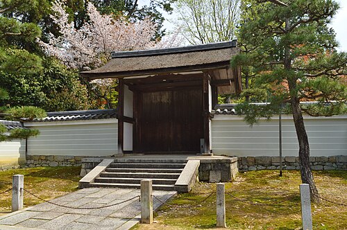 東福寺の月下門は、もともとは1246年に普門院の正門として建立された皇居の月華門で、1268年に現在の場所に移転しました。