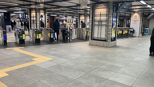 東口
