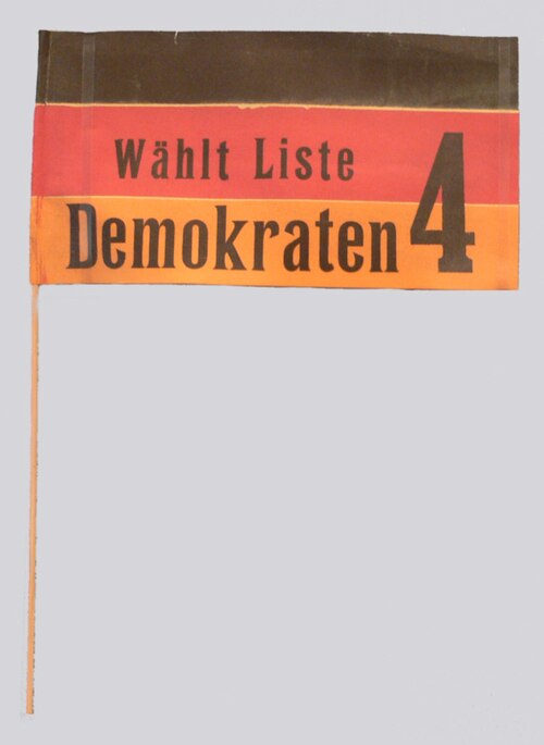 1929年のベルリン市議会選挙におけるドイツ民主党（DDP）の選挙運動で使用された紙製の旗。