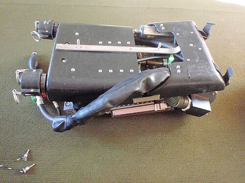 Halcyon PVR-BASC 半密閉式リブリーザー - 下側。ガス供給コネクタ、ホース、手動バルブ、ループ排水ポンプが見える。