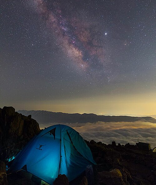 イランのダマヴァンド山（標高4200m）から見た、光害が星空に与える影響。