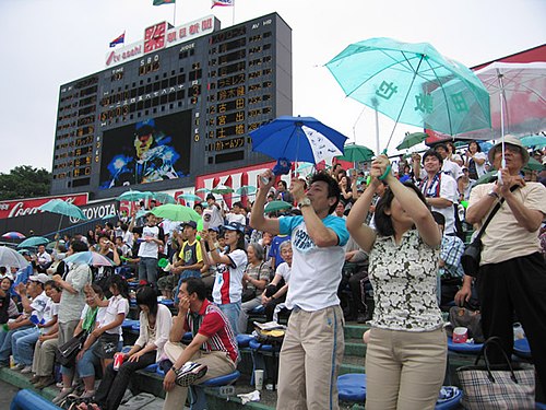 2006年に傘をさして応援するスワローズファン