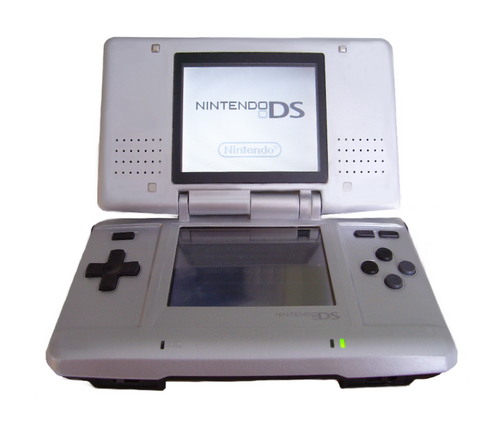 任天堂のニンテンドーDS（写真）とゲームボーイアドバンスは、この10年間で最も売れた携帯型ゲーム機でした。2000年代にニンテンドーDS向けに発売されたゲームには、『スーパーマリオ64DS』、『脳トレ！脳トレ1日1分!』、『ニンテンドッグス』、『New スーパーマリオブラザーズ』、『ポケットモンスター ダイヤモンド・パール』、『グランド・セフト・オート：チャイナタウン・ウォーズ』などがあります。