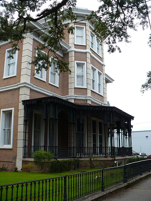 ウィリアム・ケッチャム邸（400番地）は1860年に建てられた。現在はモービル大司教の住居となっている。