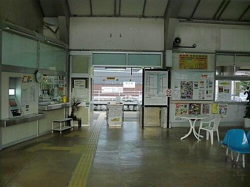 券売機のある駅舎