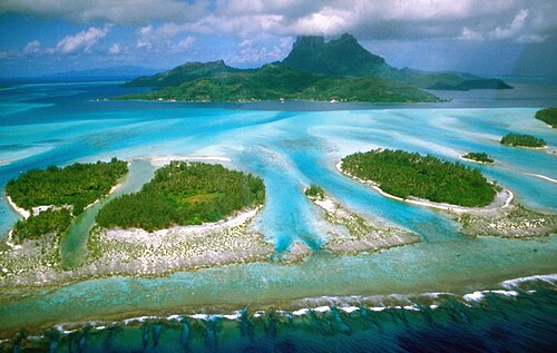 フランス領ポリネシアのボラボラ島の空撮写真。