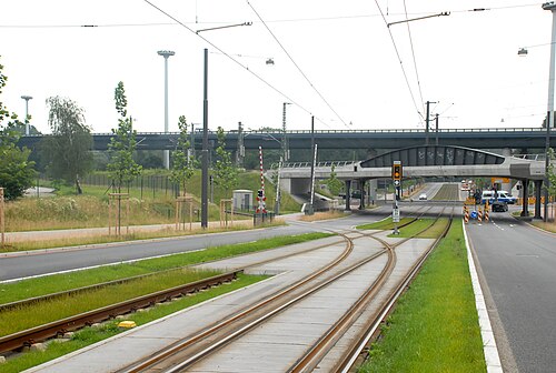 ドイツ、ブレーメンの中央分離帯路面電車。路面電車の線路が中央分離帯に設置されている例。
