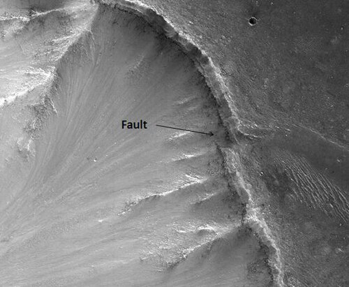 HiRISE が捉えた断層。岩面の層は、マリネリス峡谷に堆積した火山性、湖沼性、風成性の堆積物からできている可能性があります。