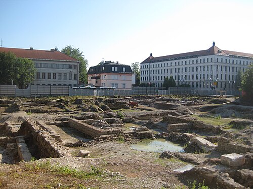 スロベニアの国立大学図書館の新建設予定地の発掘調査。発見物の一つは古代ローマの公衆浴場であった。[21]