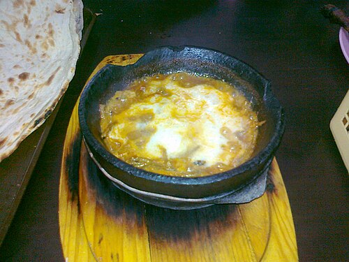ファフサはイエメンの有名な料理で、マダラと呼ばれる石鍋で牛肉または羊肉を調理したものです。