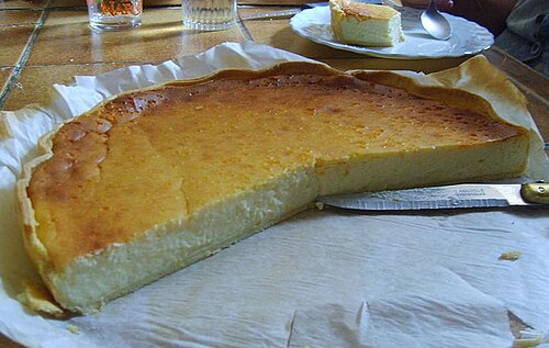 地元産のチーズケーキ、フラウネの一切れ。