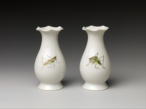 清朝時代の、透明釉の上に色釉を施した陶器。メトロポリタン美術館所蔵。