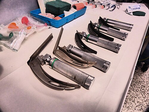 救急室で準備された喉頭鏡