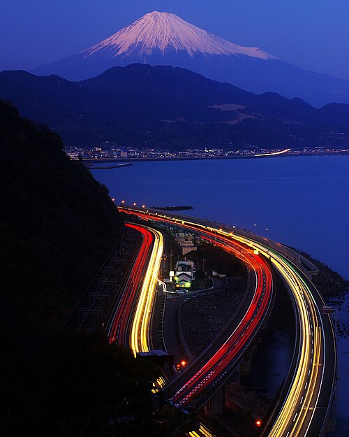 日本の高速道路の多くは、険しい山岳地帯を通っている。