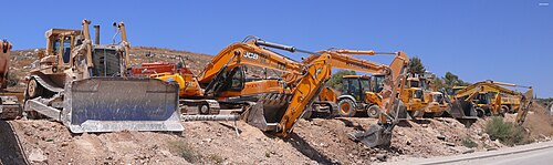 イスラエルの採石場近くに駐車されたキャタピラーD9Lブルドーザー、掘削機、その他の重機
