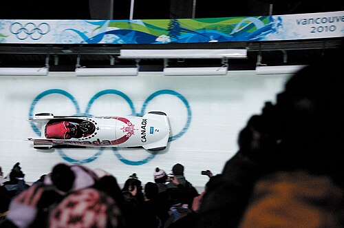 夜間のスポーツイベント中に行われるそり競技。