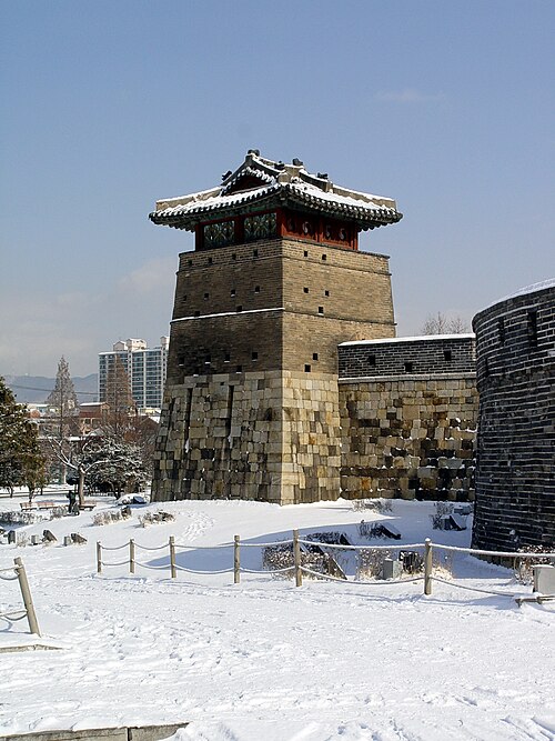 雪に覆われた華西門の外から