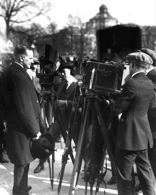 クーリッジ大統領と記者、カメラマンたち、1924年