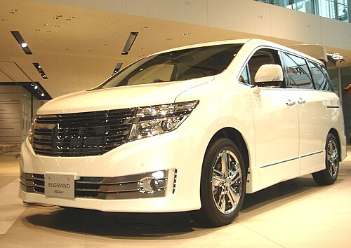 フェイスリフト前の日産エルグランド E52 オーテックライダー (日本)