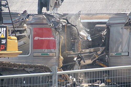 解体中のEMU 75 1号車（EM175）