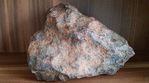 ギベオン隕石：発見年：1836年、国：ナミビア、重量：3986グラム。この標本はハワーダイト隕石の個人コレクションに収蔵されている。