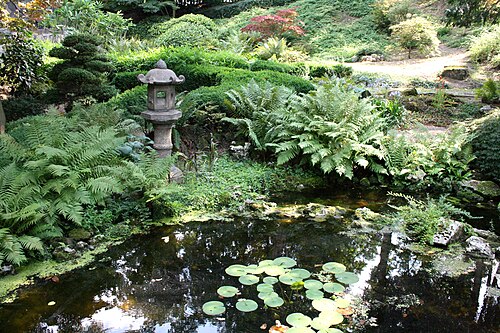 日本塔近くの日本庭園の一部