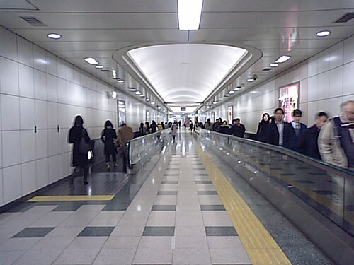 南北線ホームへの動く歩道、2008年3月
