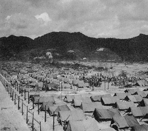1945年に沖縄で降伏した数千人の日本兵のための収容所