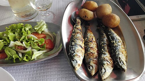 焼きイワシ、ジャガイモとサラダ添え、ポルトガル