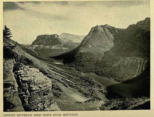 1917年、トリプルディバイド山から南を望む。バッド・マリッジ山（中央左）とメディシン・グリズリー・ピーク（右）[8]