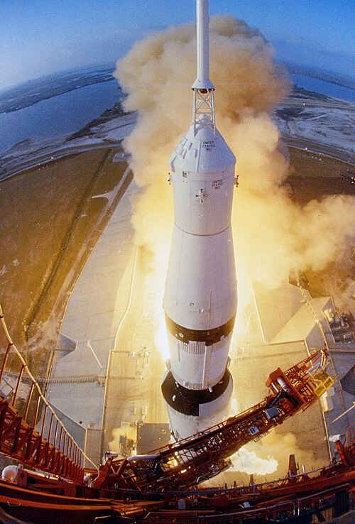 LC-39A発射塔の頂上から見たアポロ6号の打ち上げ（1968年）
