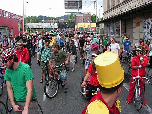 カラフルな服を着た自転車乗りがたくさん