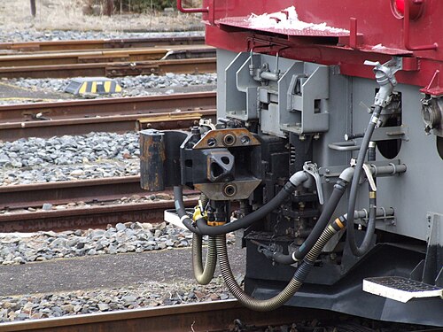 JNR クラス EF81、AAR 連結器は柴田連結器の右側 (遠い側) にあります。Janney 連結器は中心線上に配置されており、柴田連結器は邪魔にならないように回転している状態が示されています。両方とも回転できるように共通のピボットがあります。