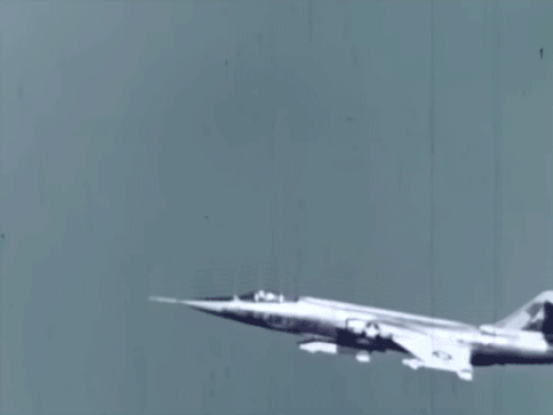 F-104がAIM-9サイドワインダーミサイルでQF-80標的ドローンを破壊するビデオビネット