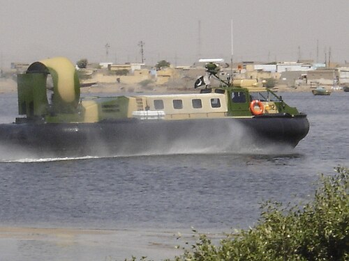 2006年、カラチに駐留するパキスタン海兵隊のグリフォン2000TDホバークラフト