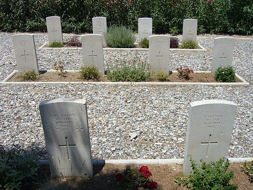 ロードス CWGC 戦争墓地にある、第二次世界大戦中に死亡した 11 人の無名の英国戦闘員の墓。