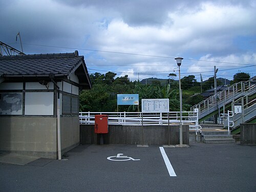 2007年の牛浜駅舎と歩道橋