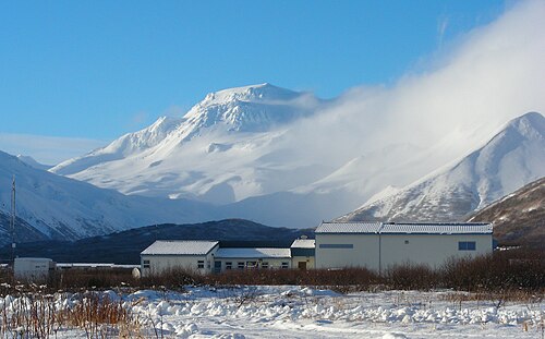 フォールスパス学校とラウンドトップ火山。